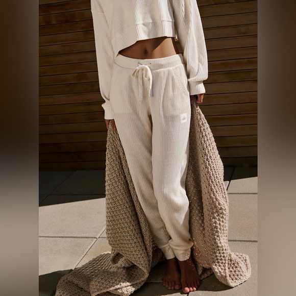 ALO Yoga Pants - Alo Muse Sweatpant